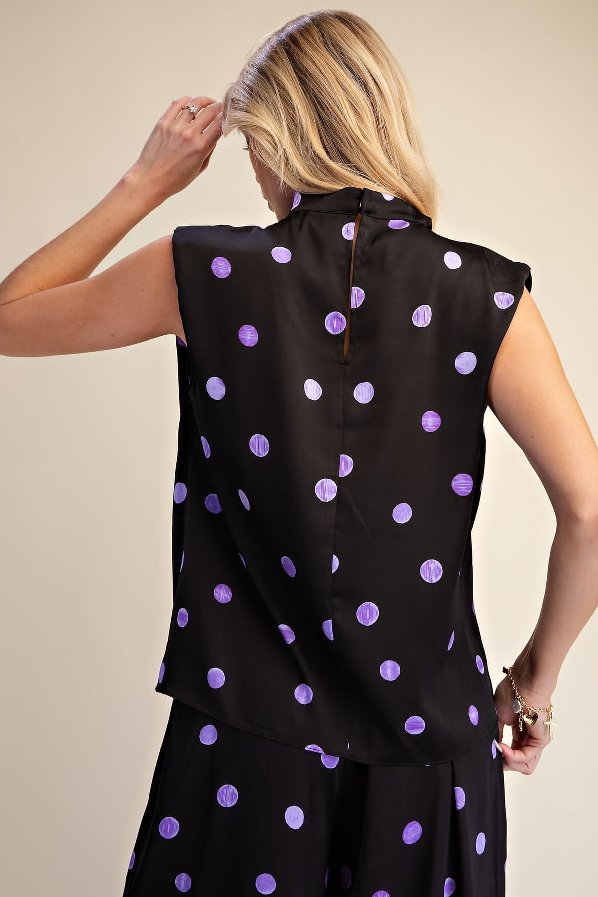 T8234 - BLACK