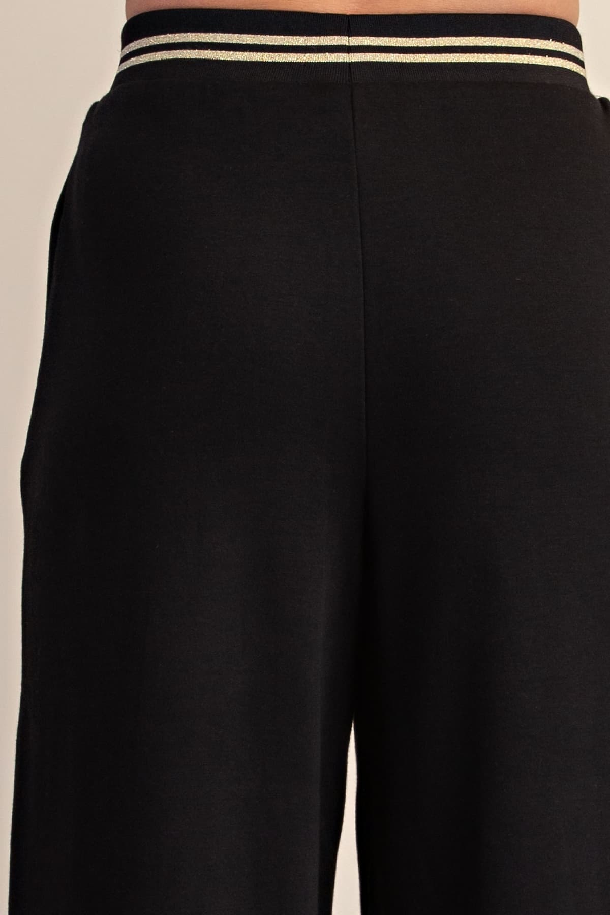 P8218 - BLACK